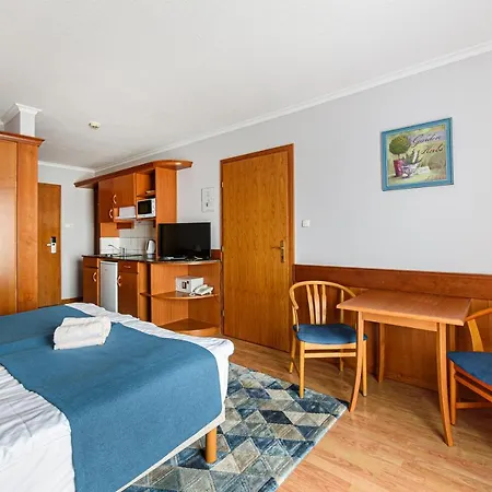 Club Hotel 3*