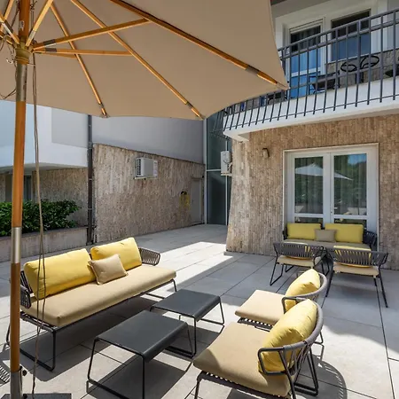 Club Hotel