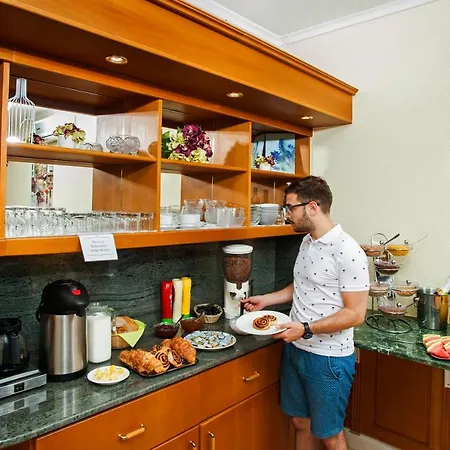 Club Ξενοδοχείο 3*